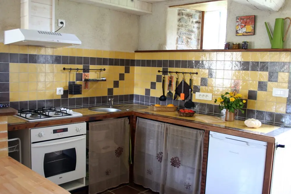 Cuisine aménagée, avec plaque de cuisson, four électrique et réfrigérateur