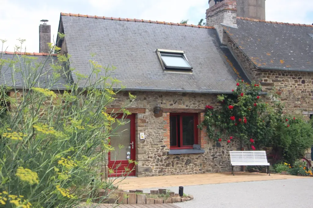 Vue de l'entrée du gîte depuis la cour