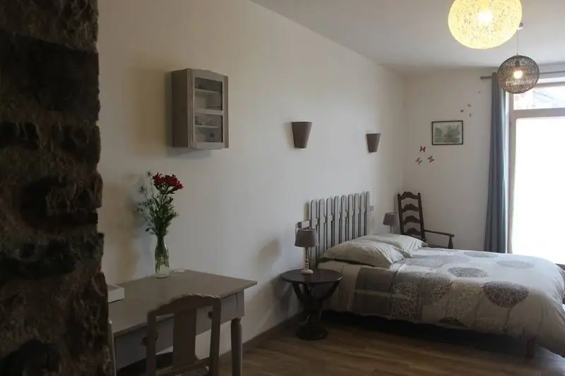 La chambre est accessible aux handicapés et possède un lit 160X200 "Queen Size"