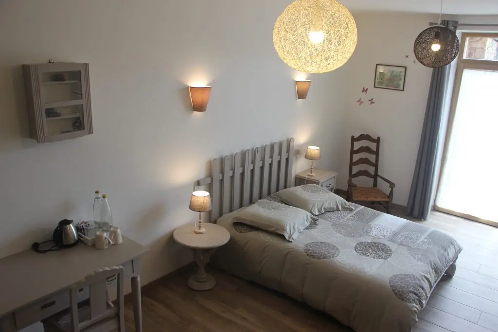 Vue de la chambre vers la fenêtre exposée sud
