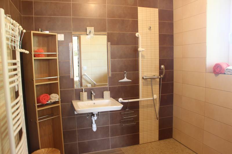 Grande salle de bain privative avec douche à l'italienne